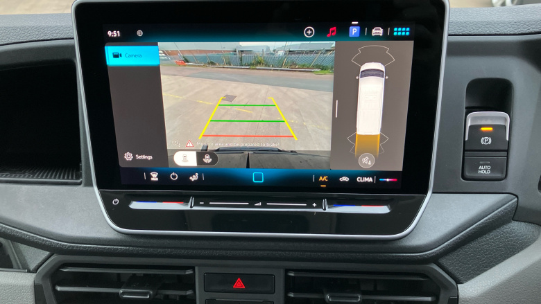 Volkswagen Crafter Cr35 Mwb Diesel Fwd 2.0 TDI 140PS Commerce Plus Low Roof Van